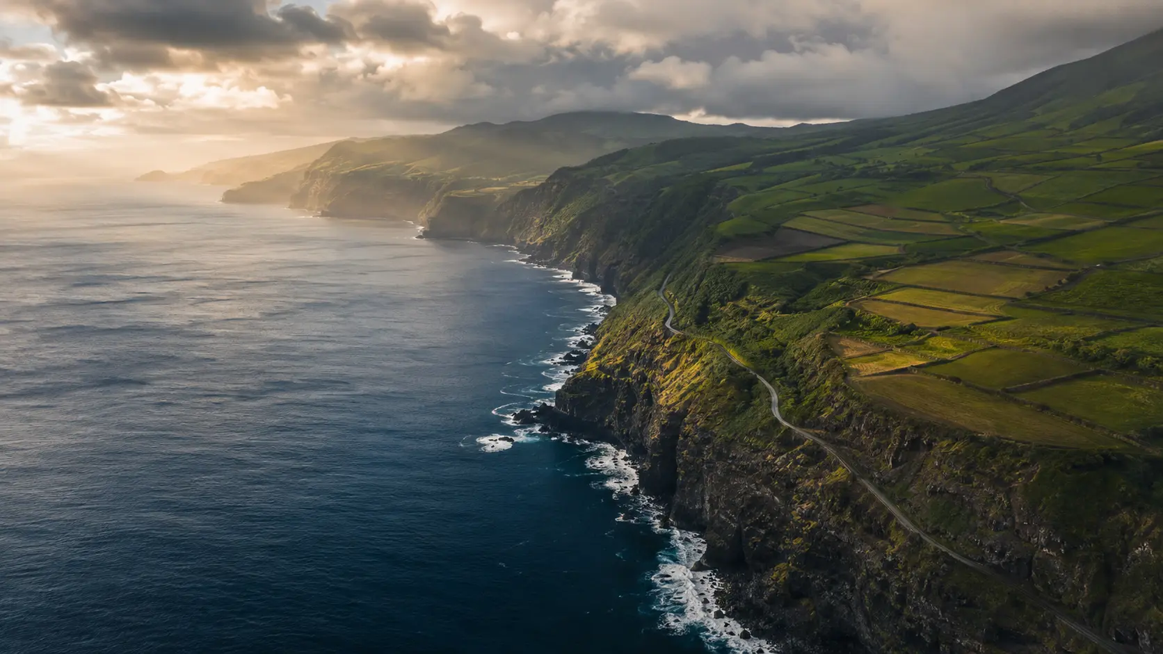 Falésias verdes junto ao oceano Atlântico
