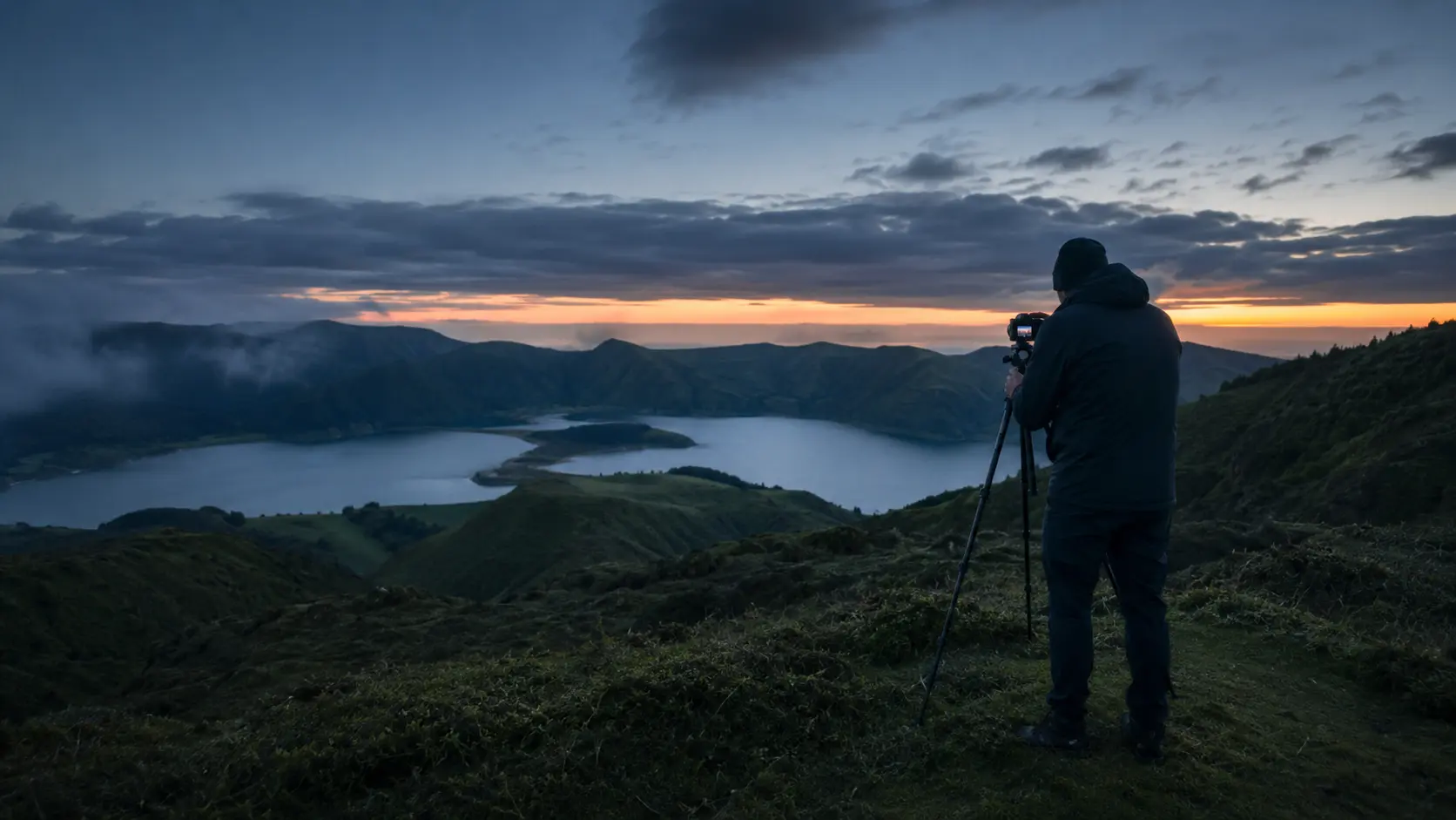 Videógrafo a filmar uma lagoa vulcânica ao amanhecer