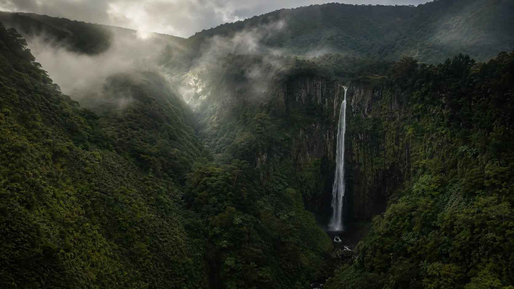 Cascata num vale verde e vulcânico